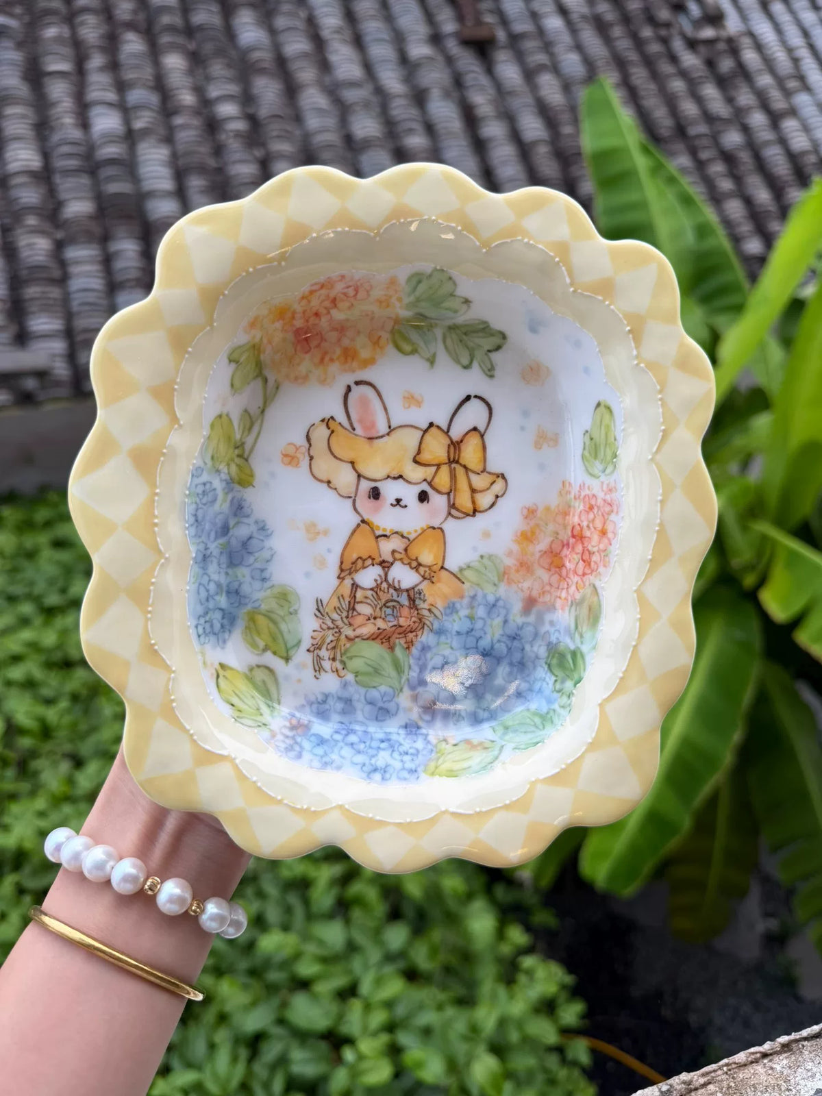 Handbemalter Keramikteller mit Hase und Hortensien
