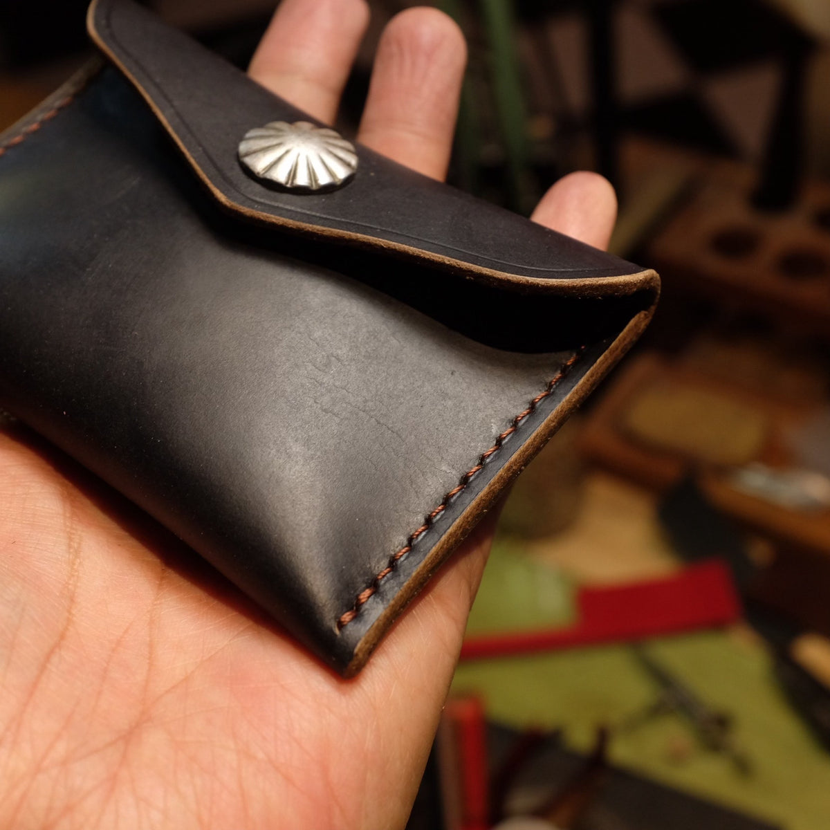 Handgenähter schwarzer Kartenholder mit Kupferdruckknopf