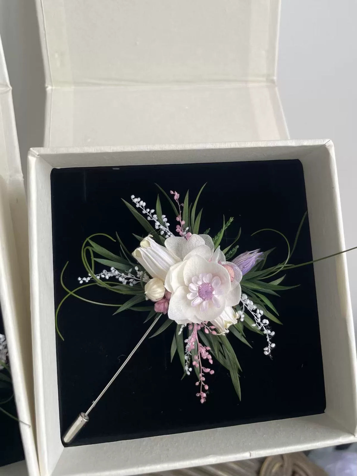 Boutonnière en fleurs stabilisées muguet violet