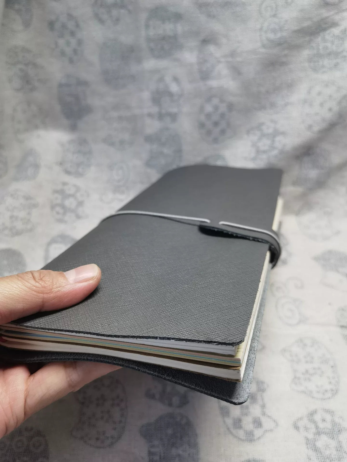 Dunkelgraue Lederhülle für Traveler's Notebook