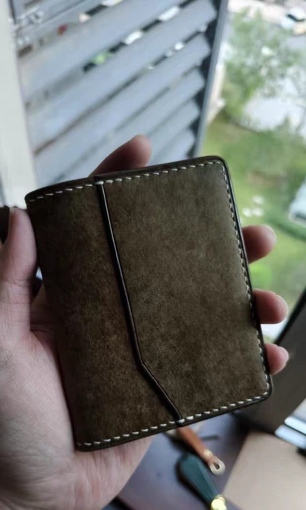 Porte-cartes artisanal en cuir olive