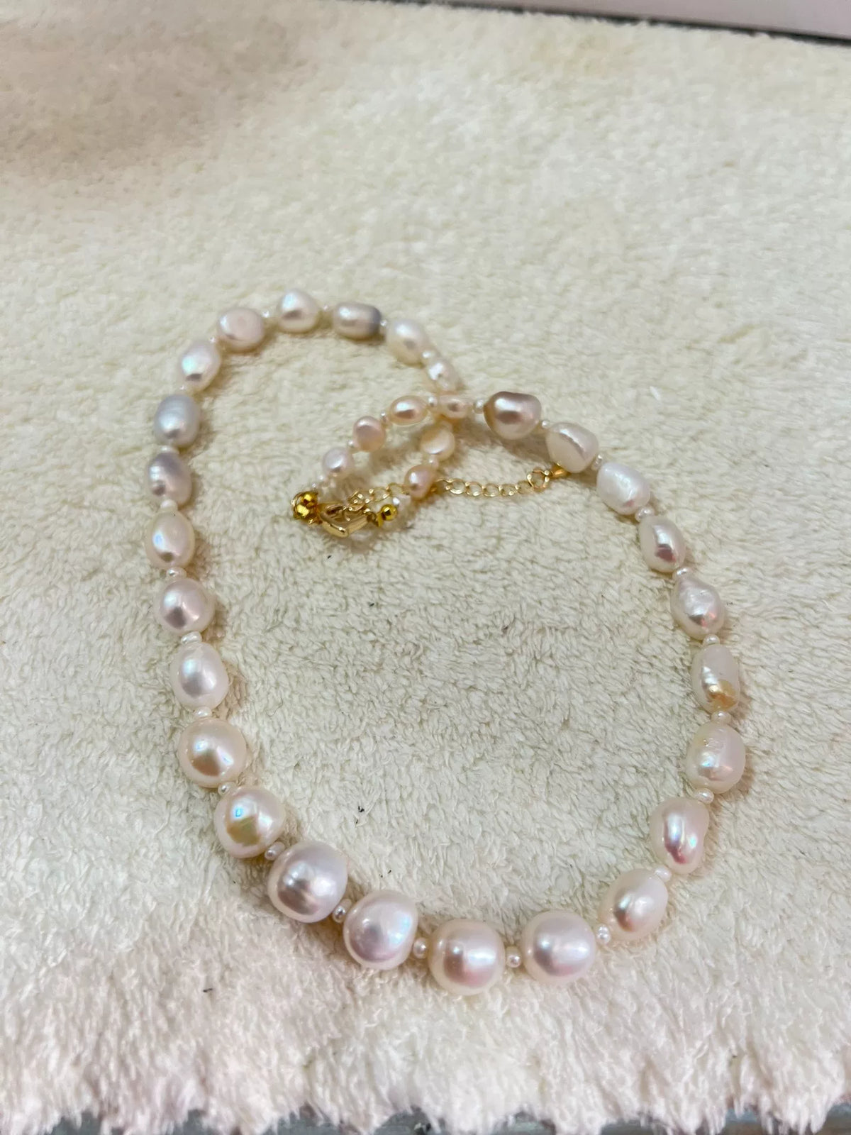 Colar de Pérolas de Água Doce Graduado com Fecho Dourado