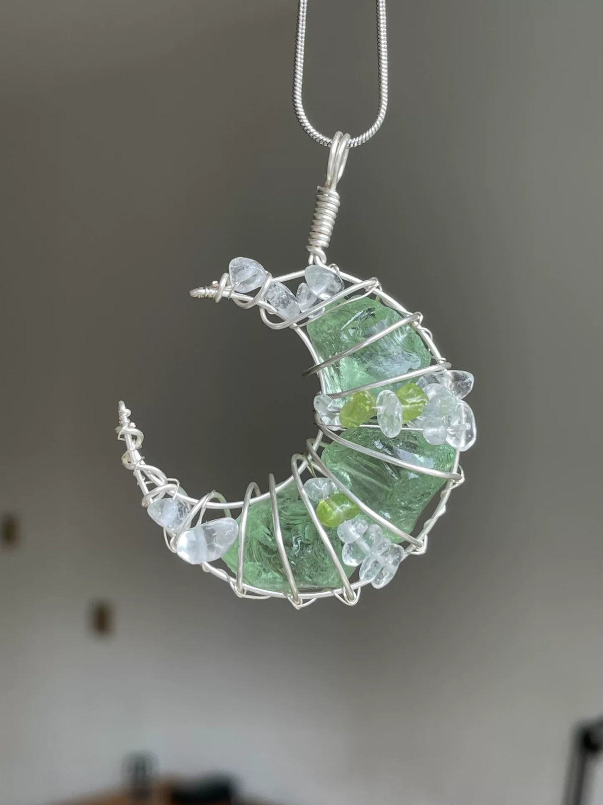 Collier artisanal lune de croissant et cristal