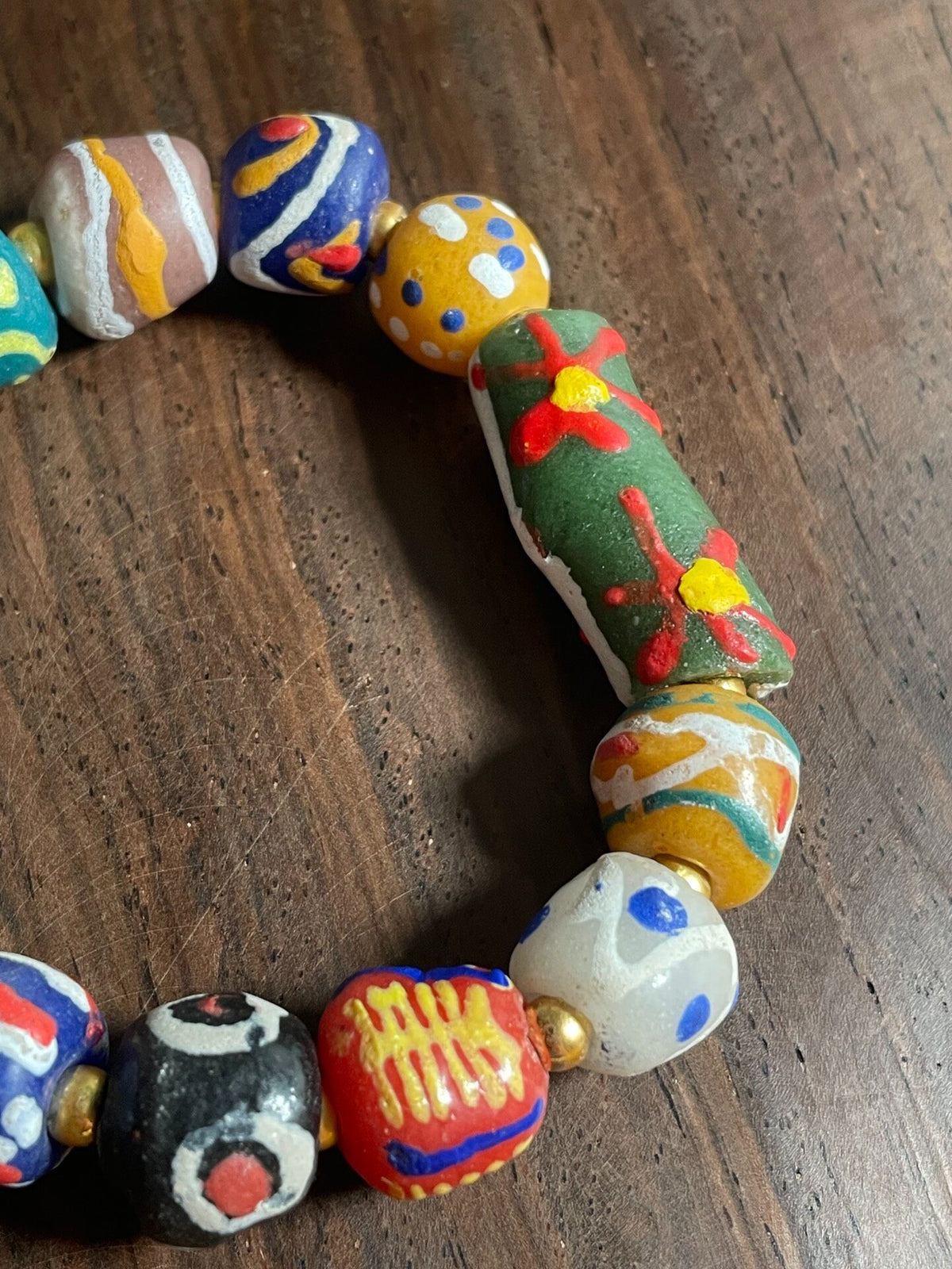Bracelet en perles de troc africaines peint à la main