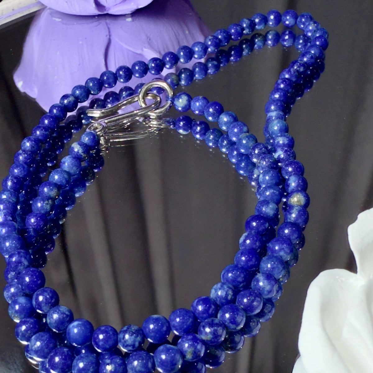 Naturligt halsband med lapis lazuli-pärlor i 925 silver