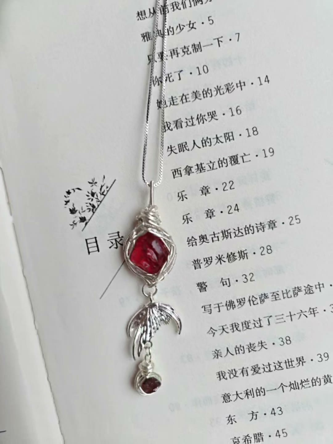 Collier en fil torsadé avec queue de sirène