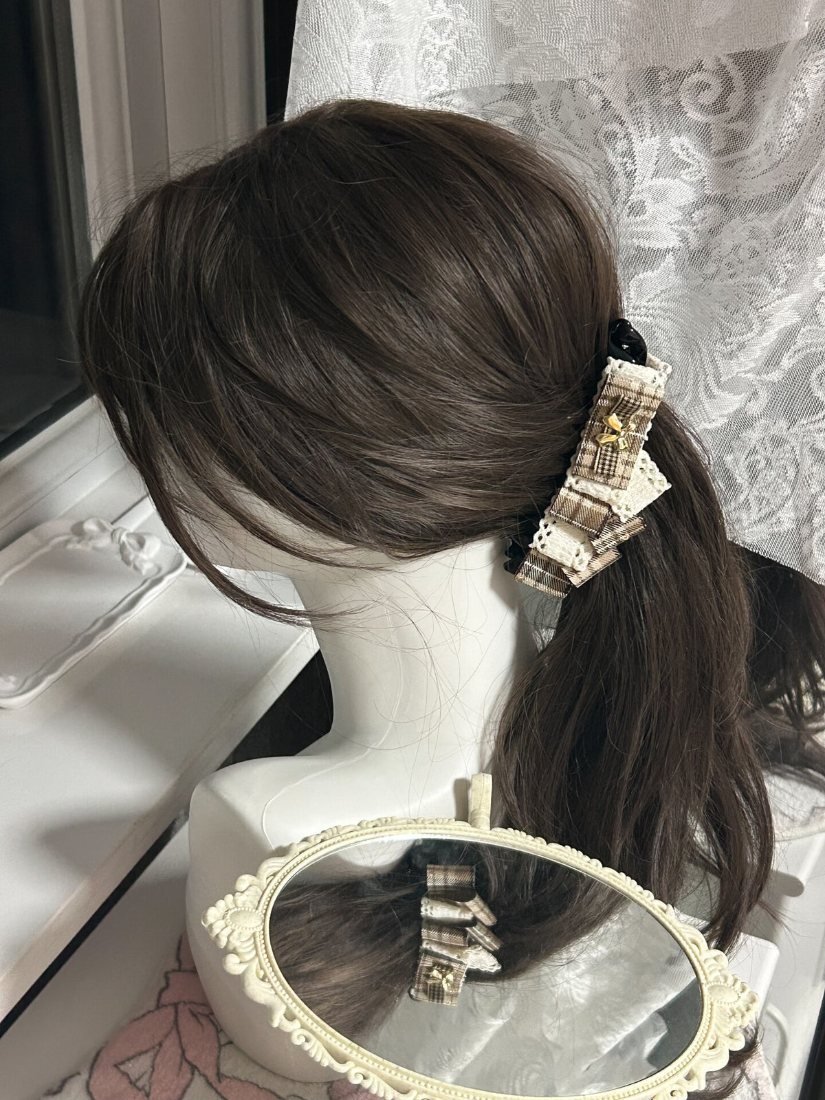 Pinza de pelo con cuadros y encaje hecha a mano