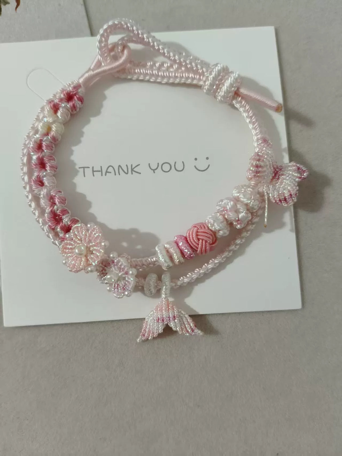 ハンドメイド ピンクグラデーション編みブレスレット フラワーチャーム付き