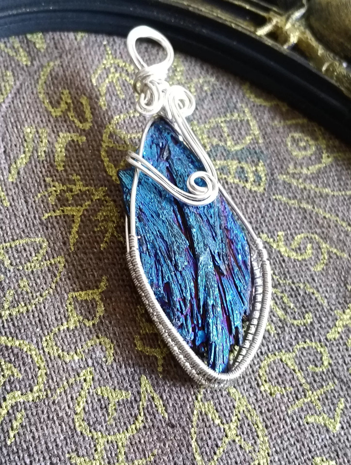 ハンドメイド ワイヤーラッピング 虹色ティアドロップペンダント