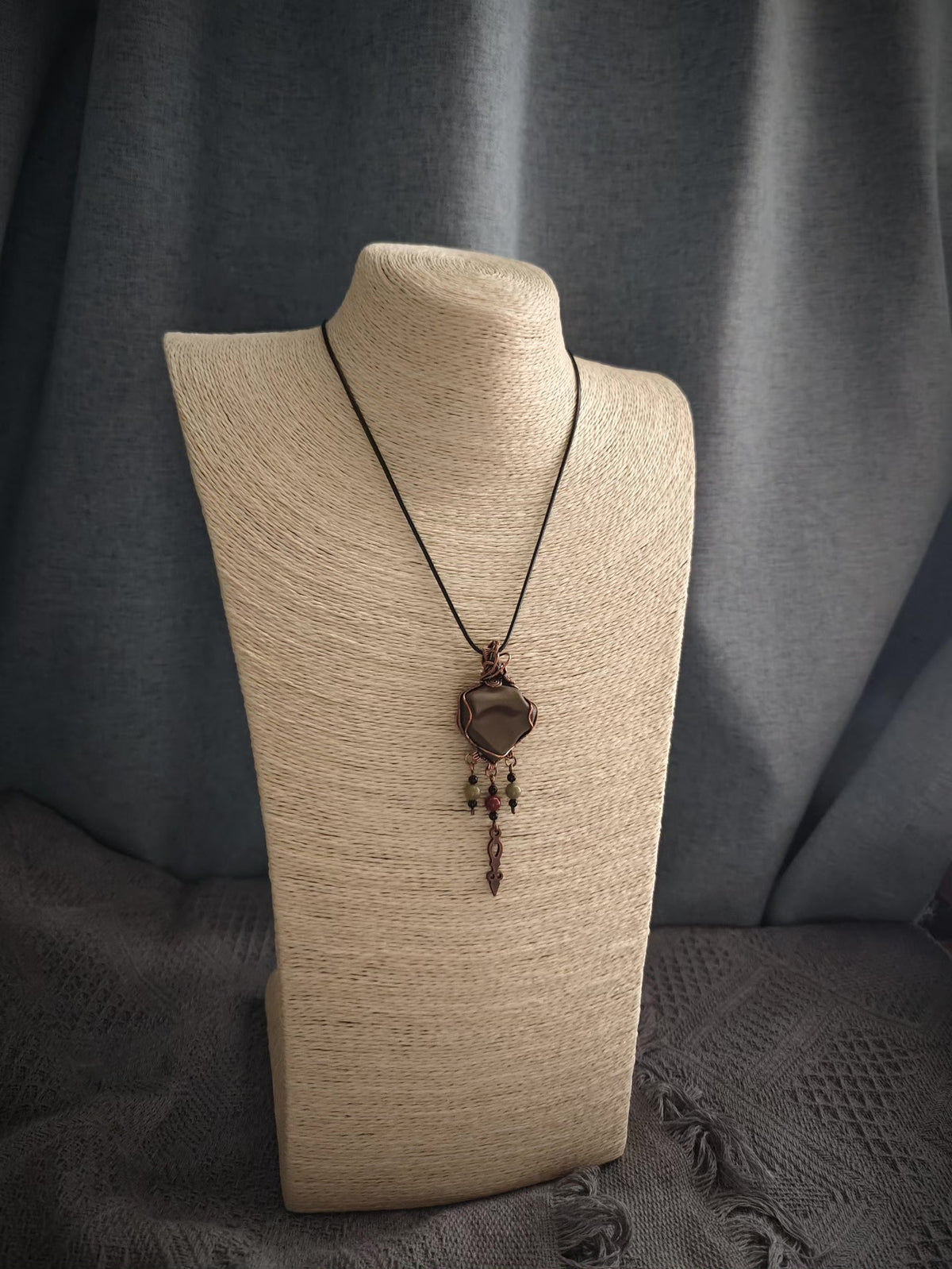 Halsband med färggad Alashan-jade och trådlinjning