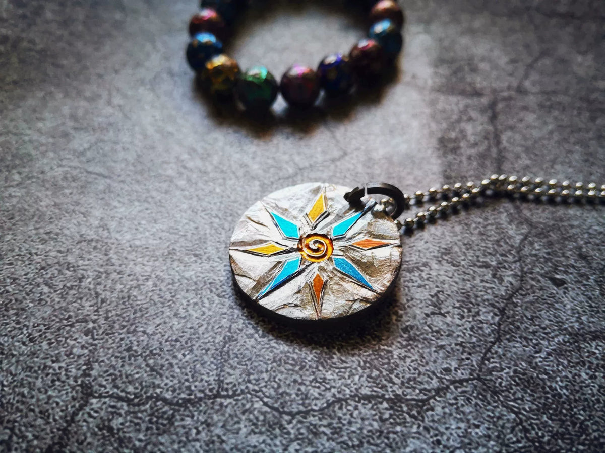 Colar com Pendente Estrela Bússola em Esmalte