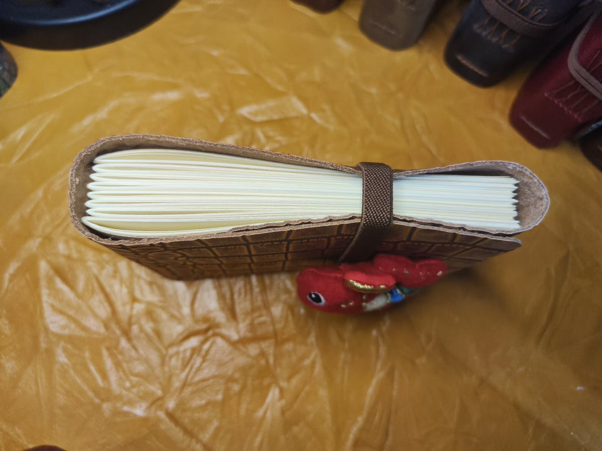 Carnet en cuir embossé crocodile avec breloque poisson