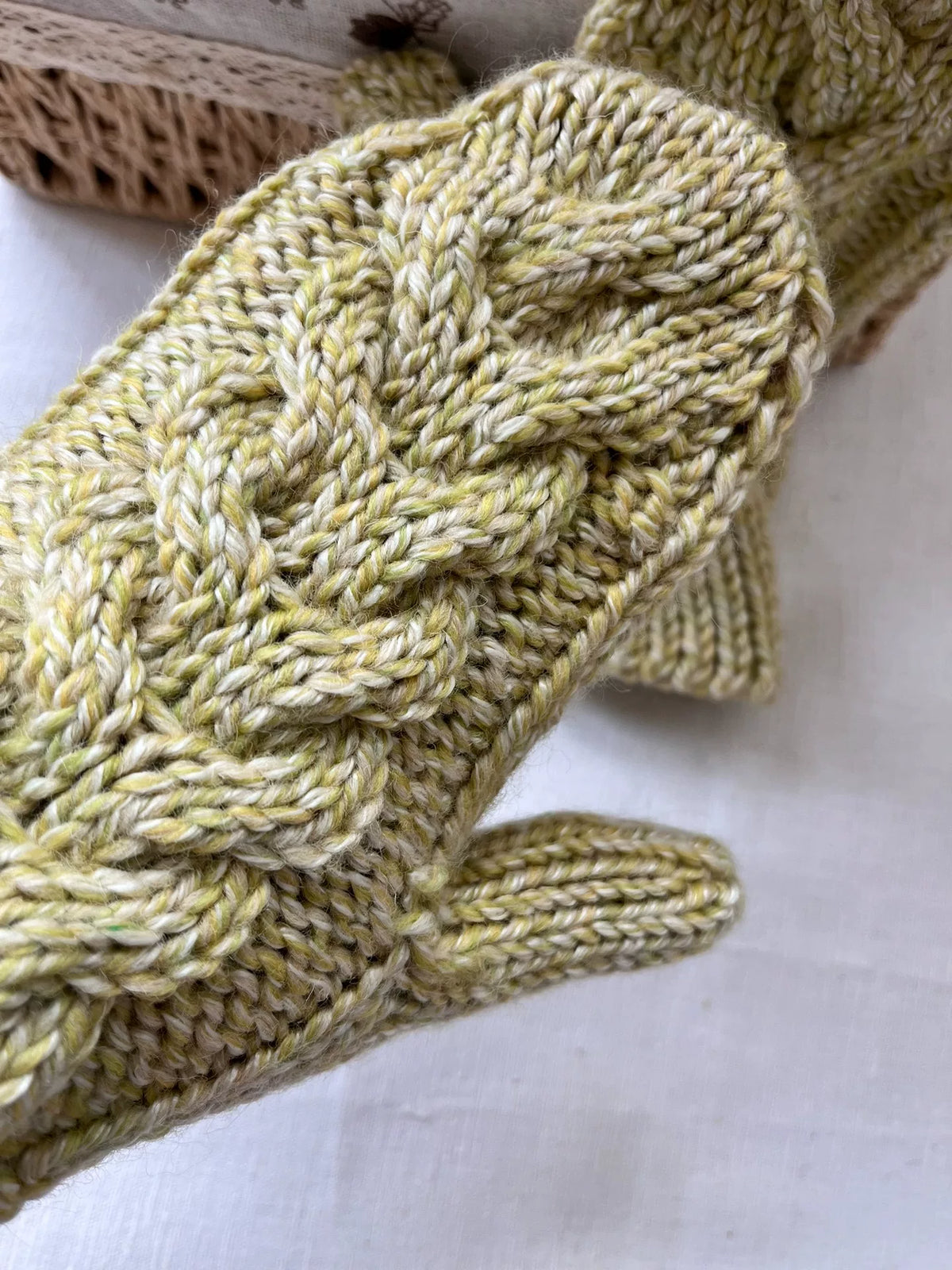 Handgestrickte Zopf-Handschuhe aus reiner Wolle
