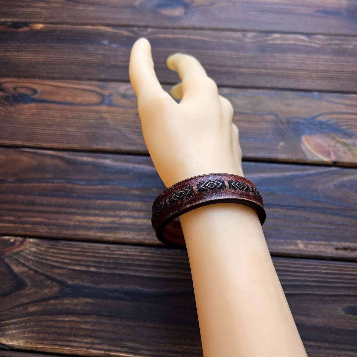 Pulsera de cuero de puño ancho con diseño geométrico Navajo