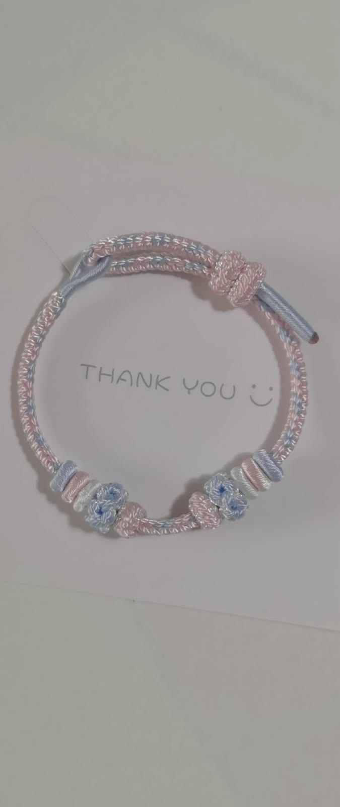 Handgjort flätat armband rosa blå gradient