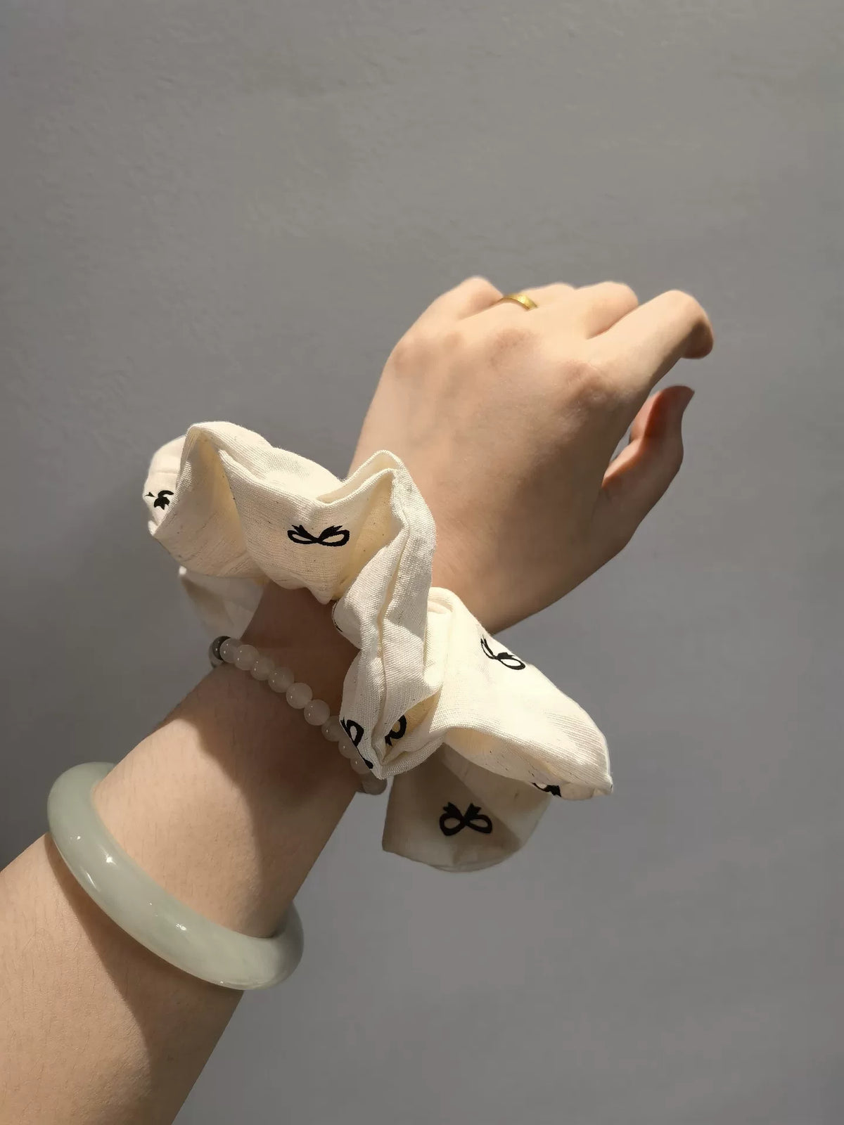 Handgakte Katoen-innen Haarscrunchie Crème