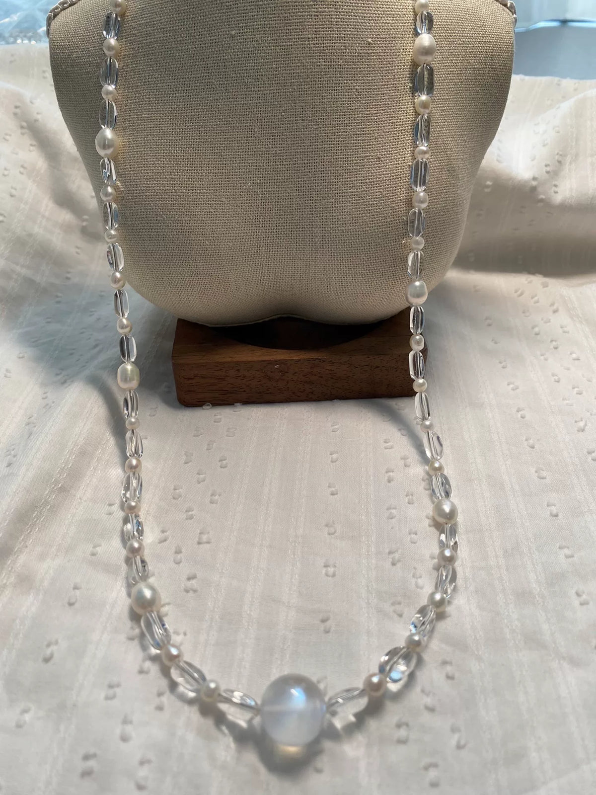Collana lunga con pietra di luna blu, quarzo bianco e perle