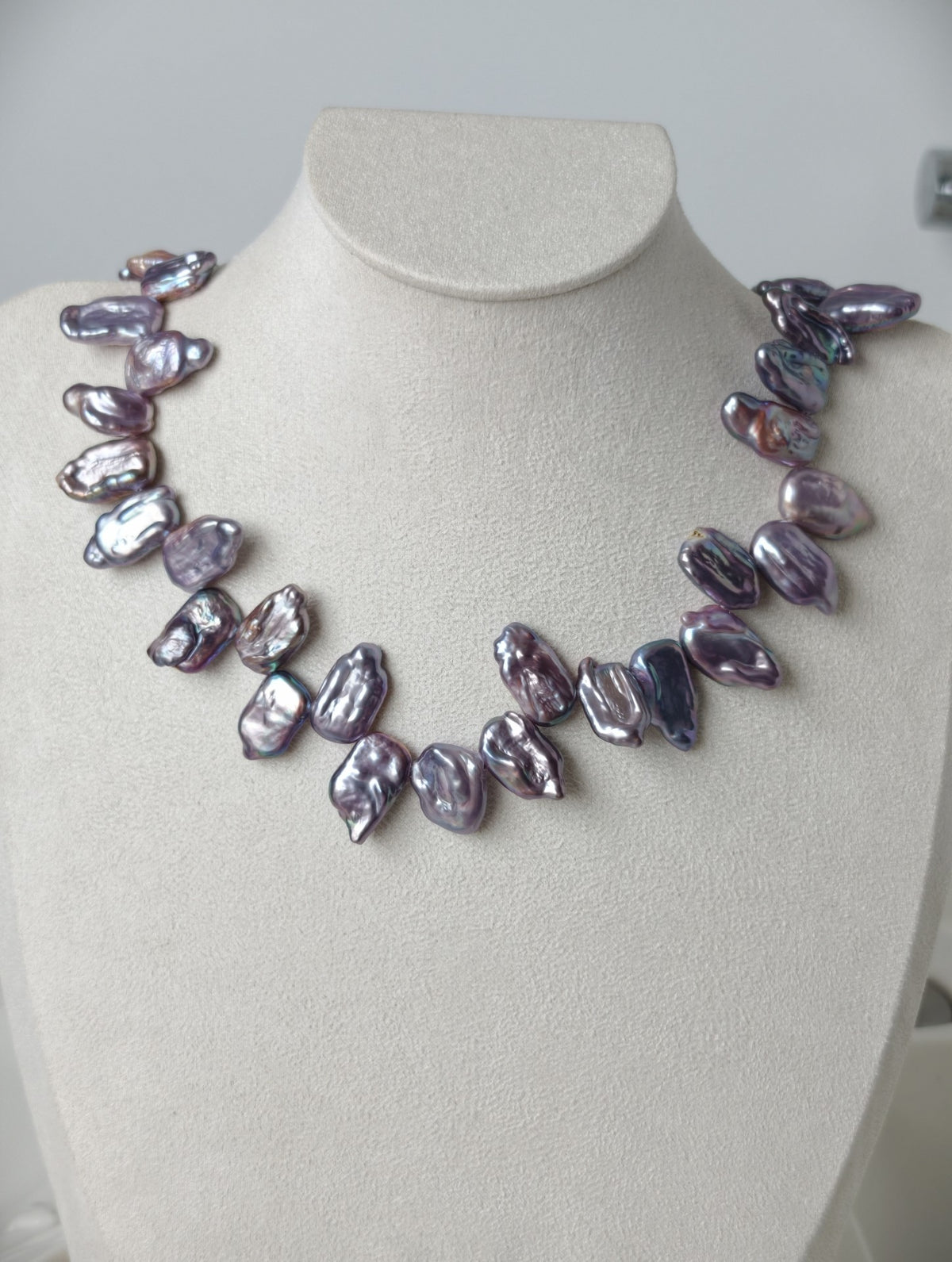 Collier de perles d'eau douce baroques violettes