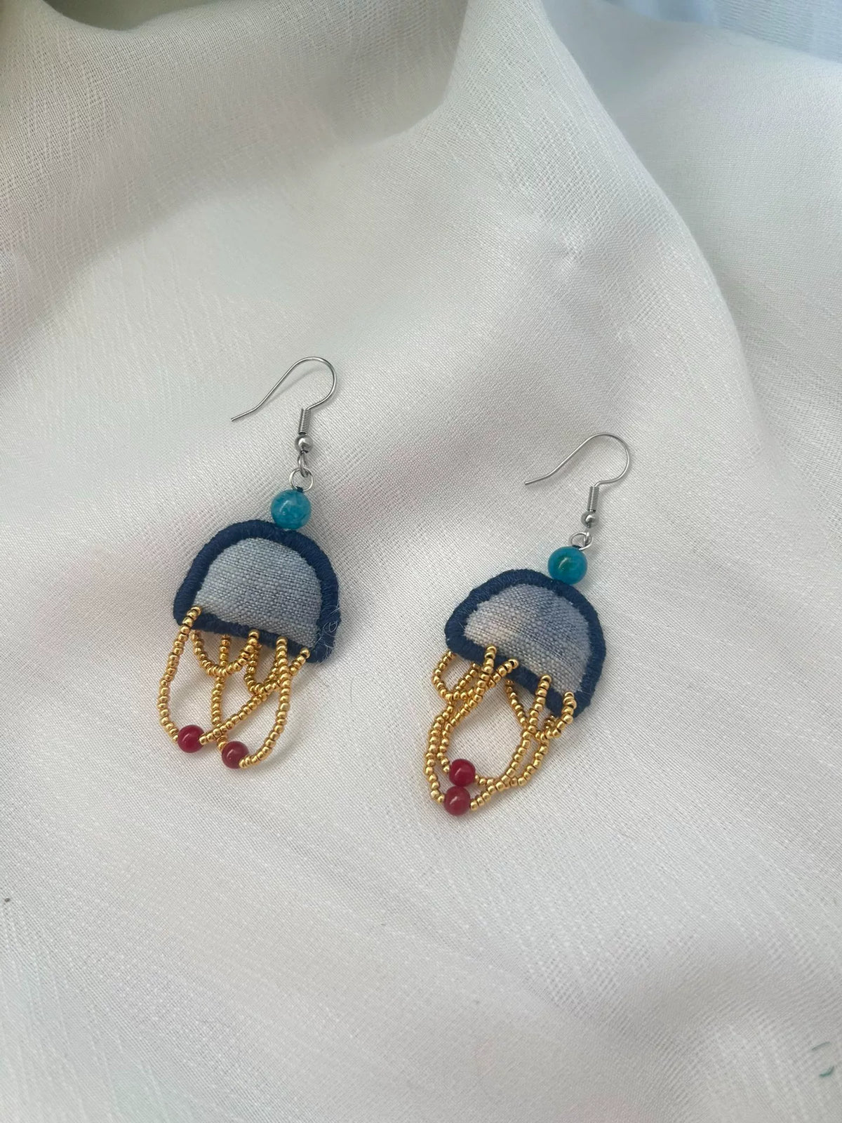 Pendientes artesanales de medusa de tela tejida