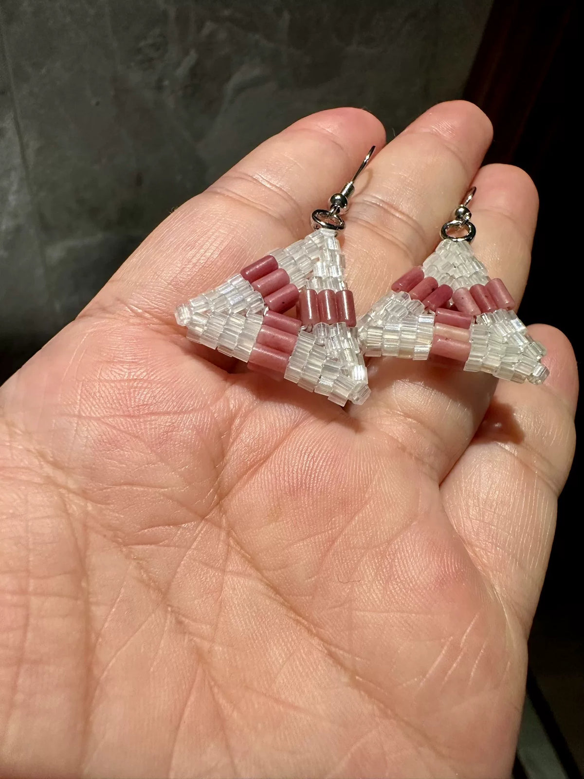 Orecchini triangolari in rodonite e perline Miyuki