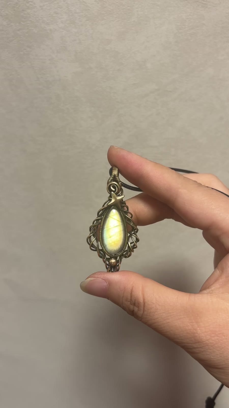 Halsband med hängsmycke i labradorit och virad mässing