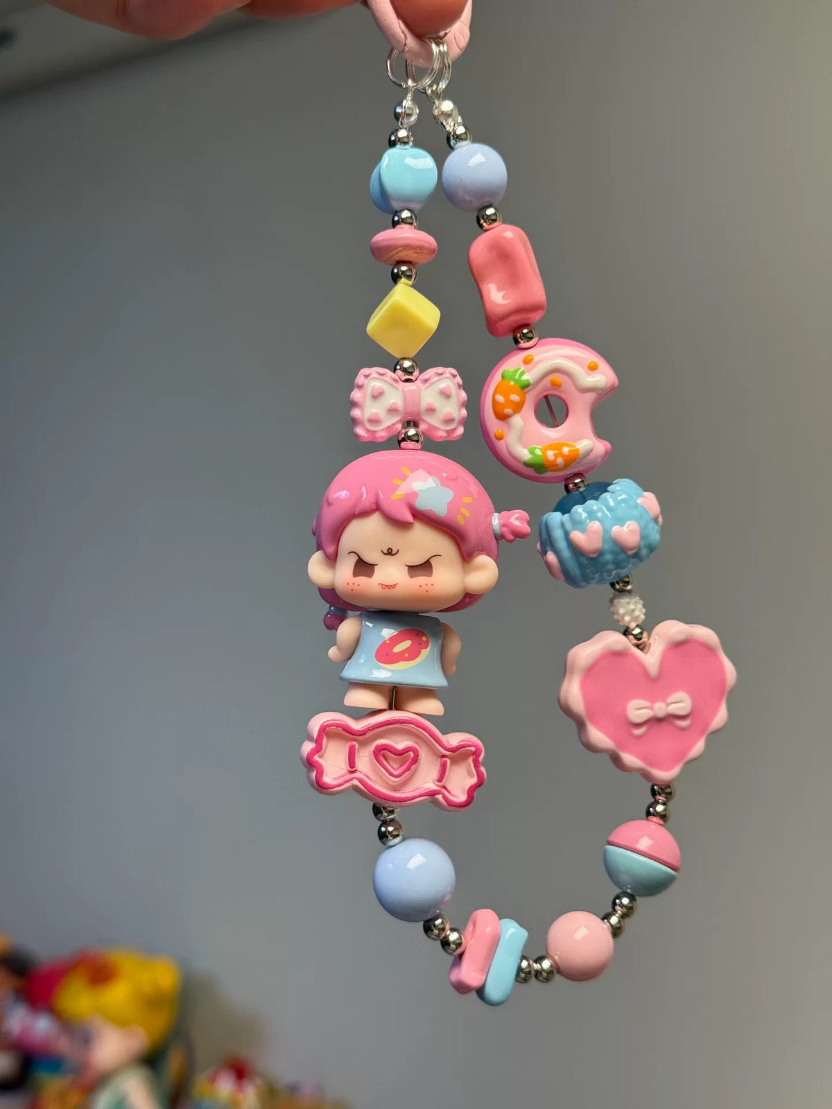 Pärlad mobilrem med chibi-figur