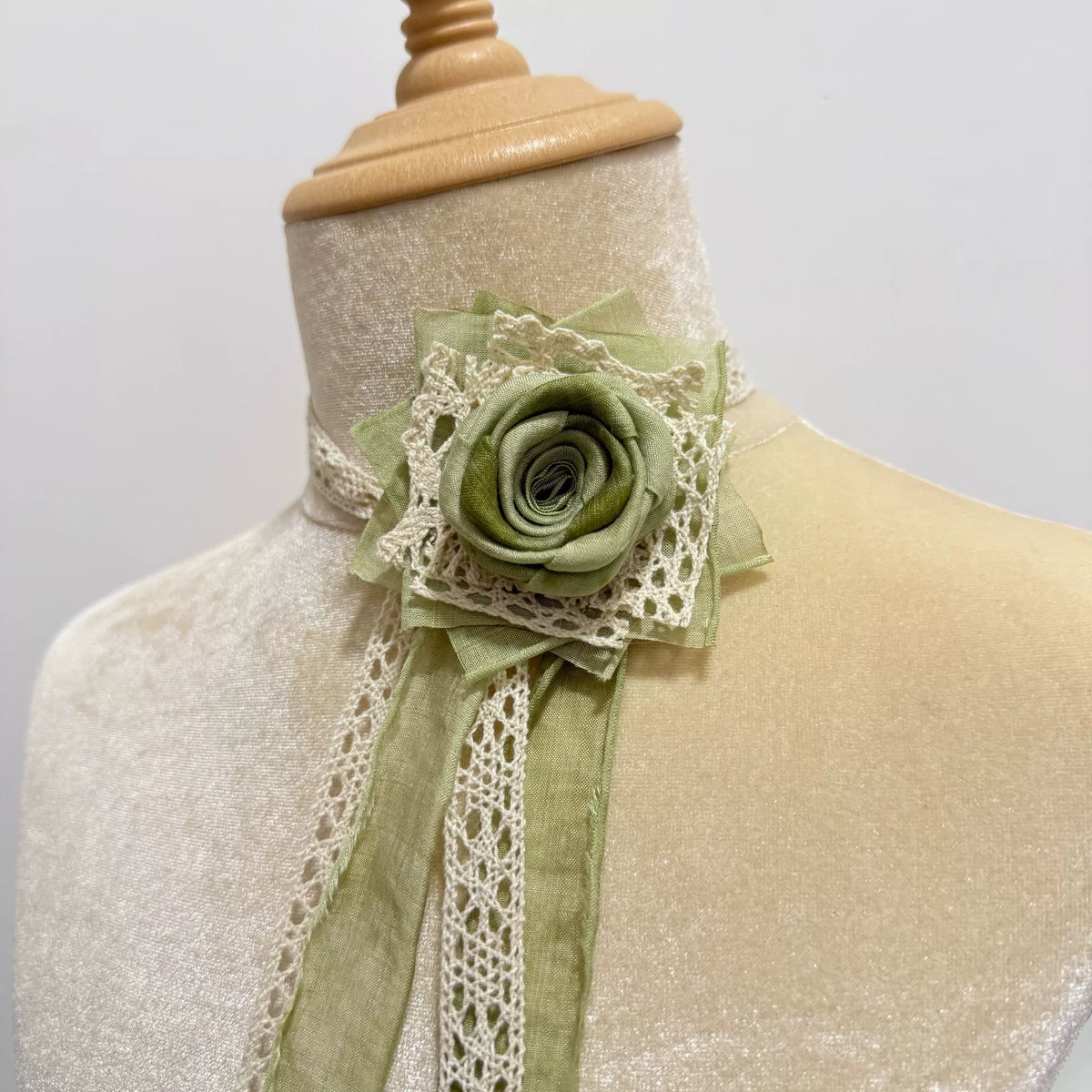 Choker con rosa in tessuto verde salvia artigianale
