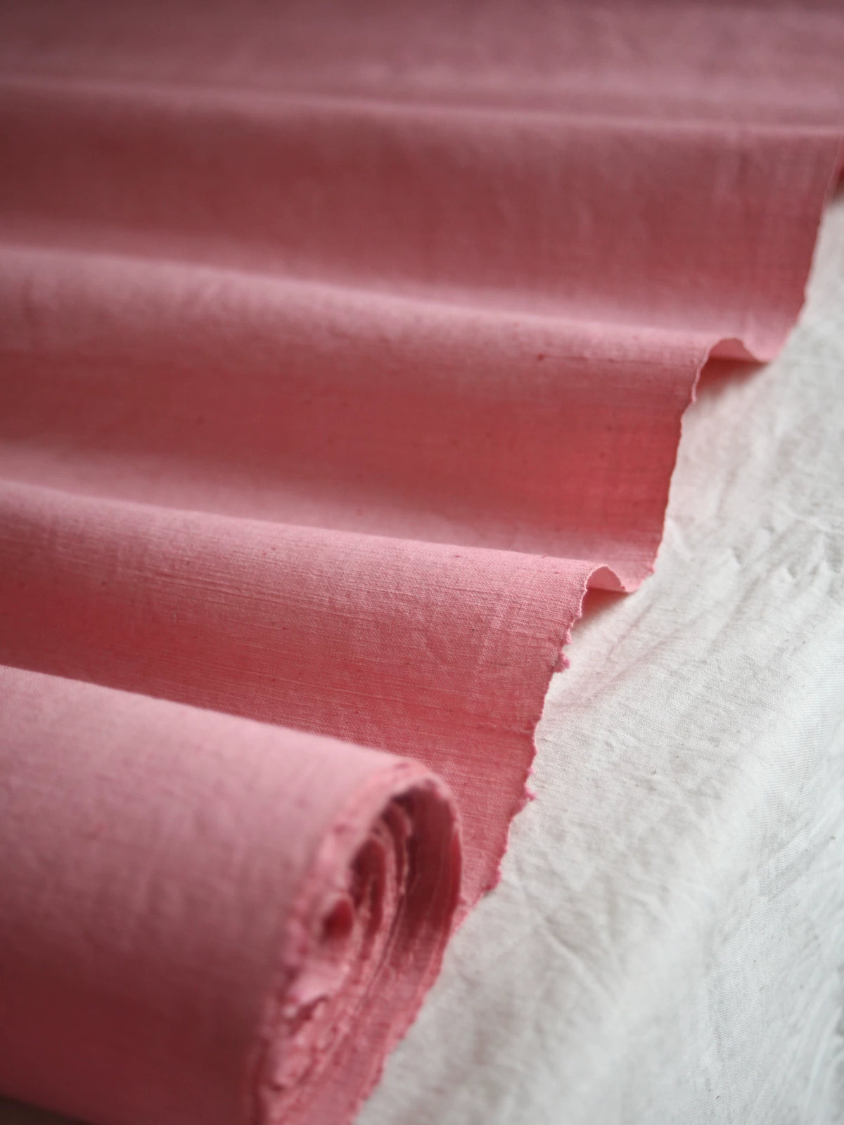 Handgewebter Baumwollstoff, pflanzlich gefärbt in Rosa