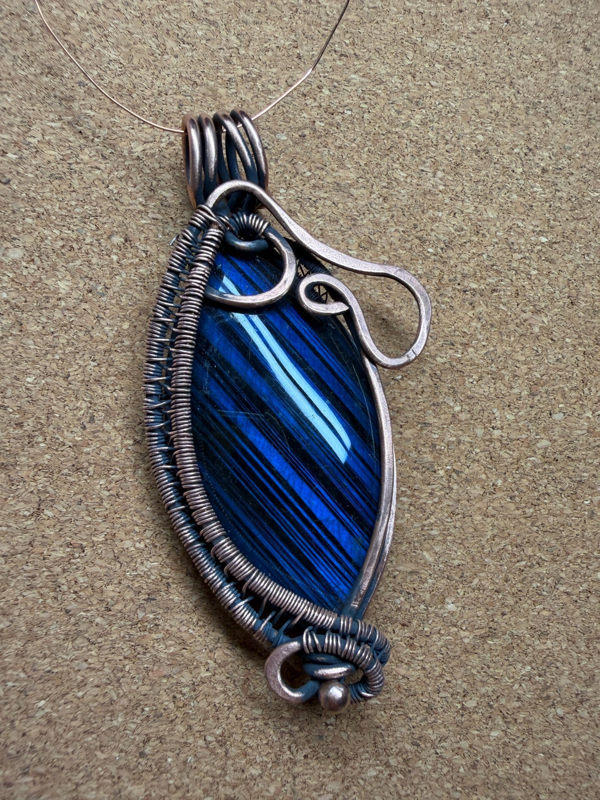Pendente de Labradorita Azul Feito à M com Fios