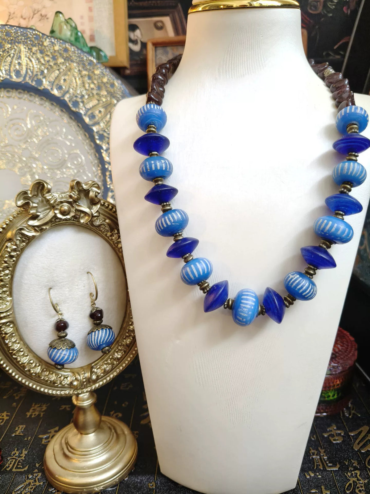 Blaues Glasperlen-Set mit Kette und Ohrringen