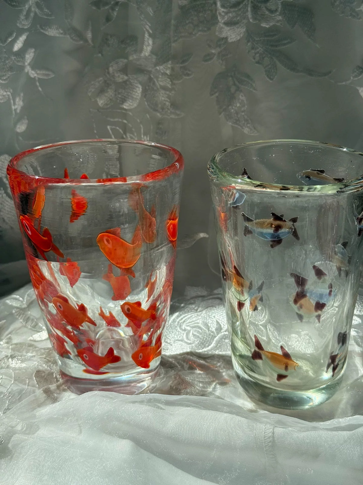 Vintage glazen vis-tumbler met rode rand