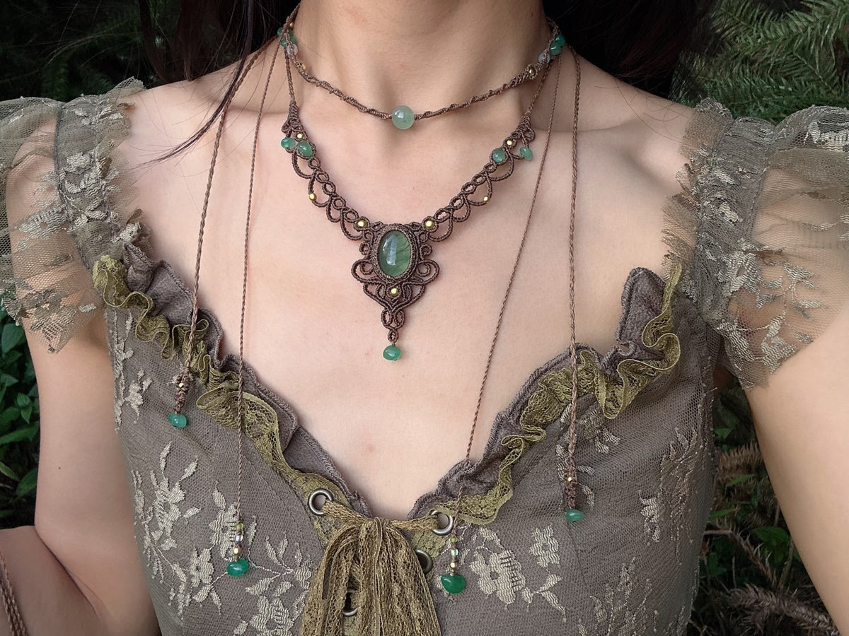 Collar de micro macramé anudado a mano con piedras