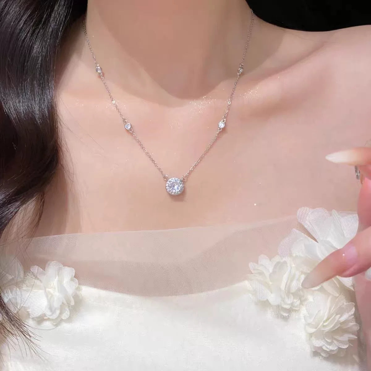 S925 halshband i silver med regndroppe och diamant-halo