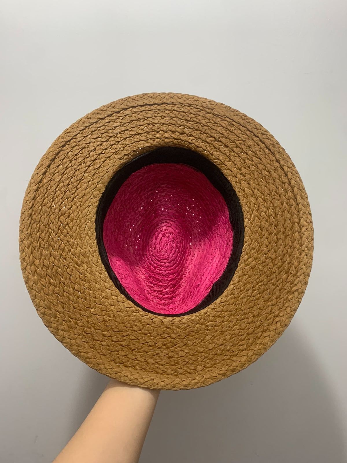 Cappello da sole in rafia magenta con fascia nera