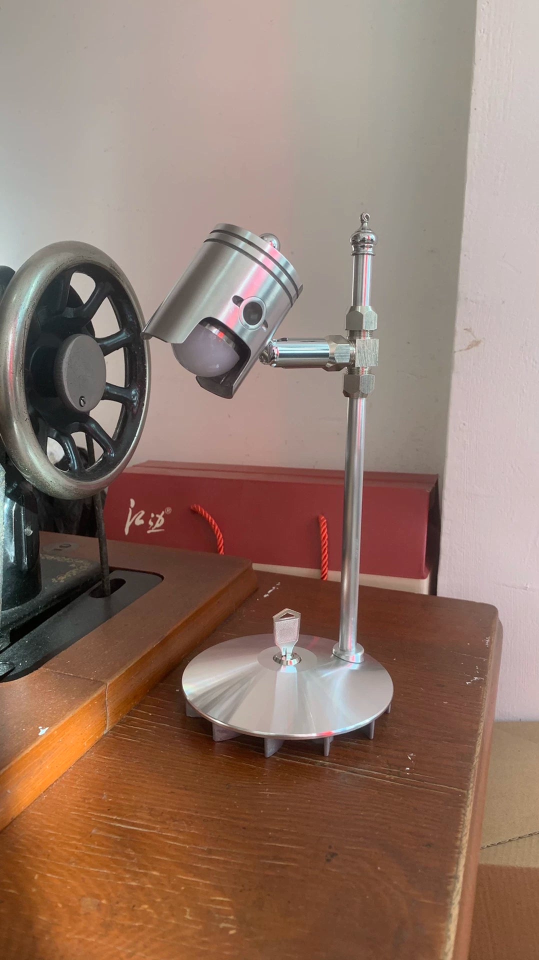 Mechanische Schreibtischlampe im Industrial Design