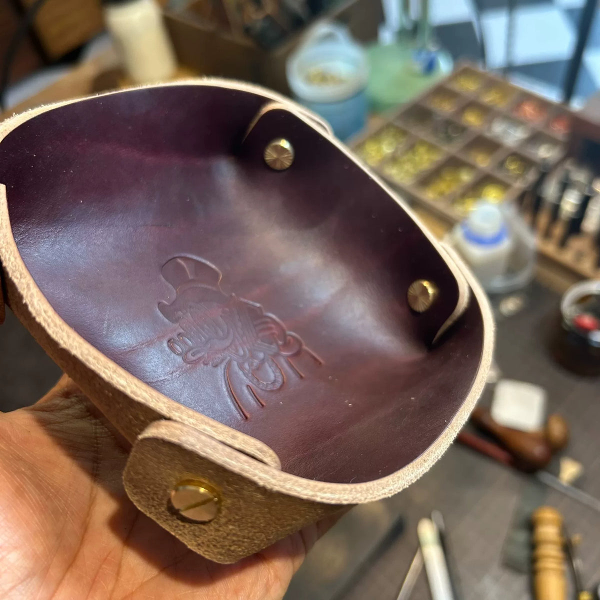 Horween läderbricka med mässingsnitar