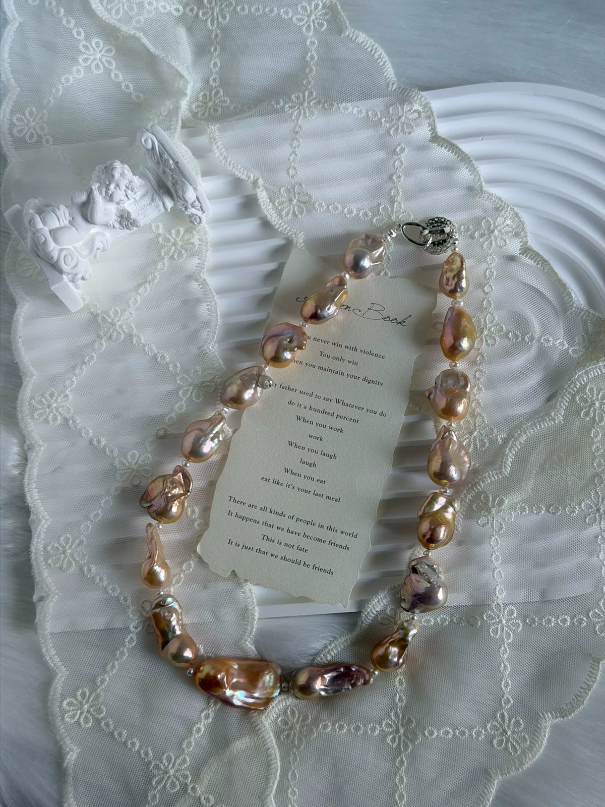 Collier de perles d'eau baroque or champagne irisé