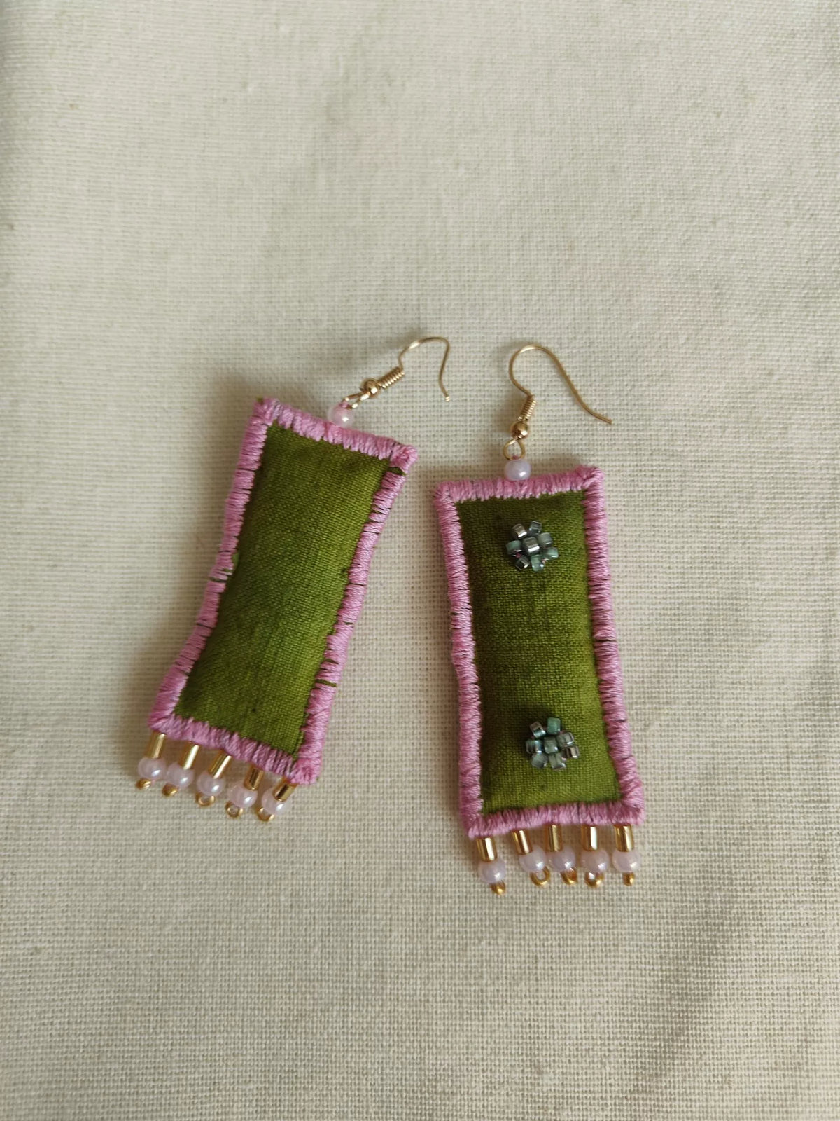Brincos de Tecido Verde com Contas e Franja