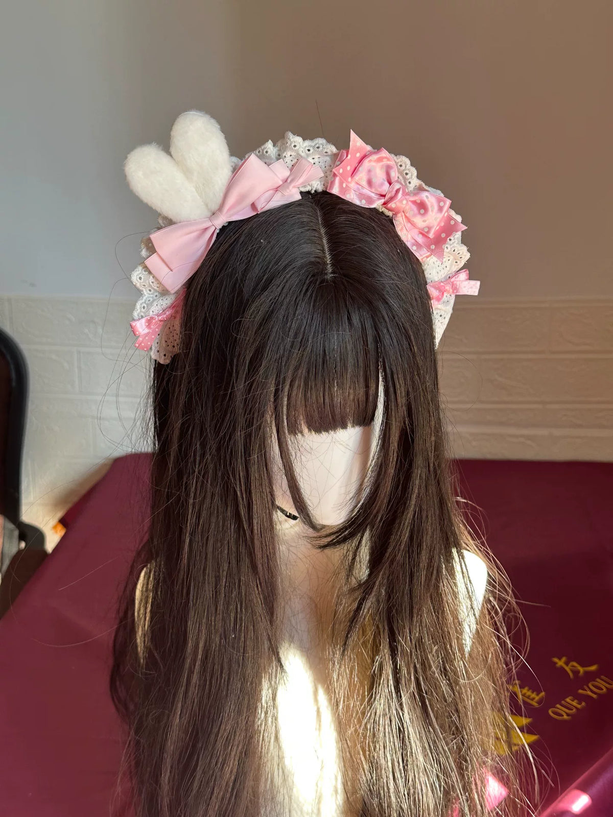 Weißes Plusch-Hasenohr-Hanband mit rosa Schleife