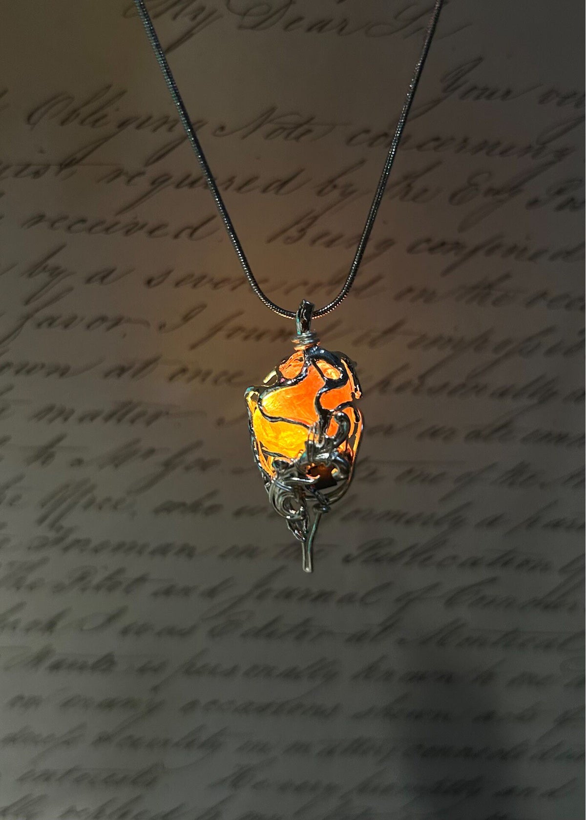 Anhänger-Kette mit rosa Glas und Drahtumwicklung
