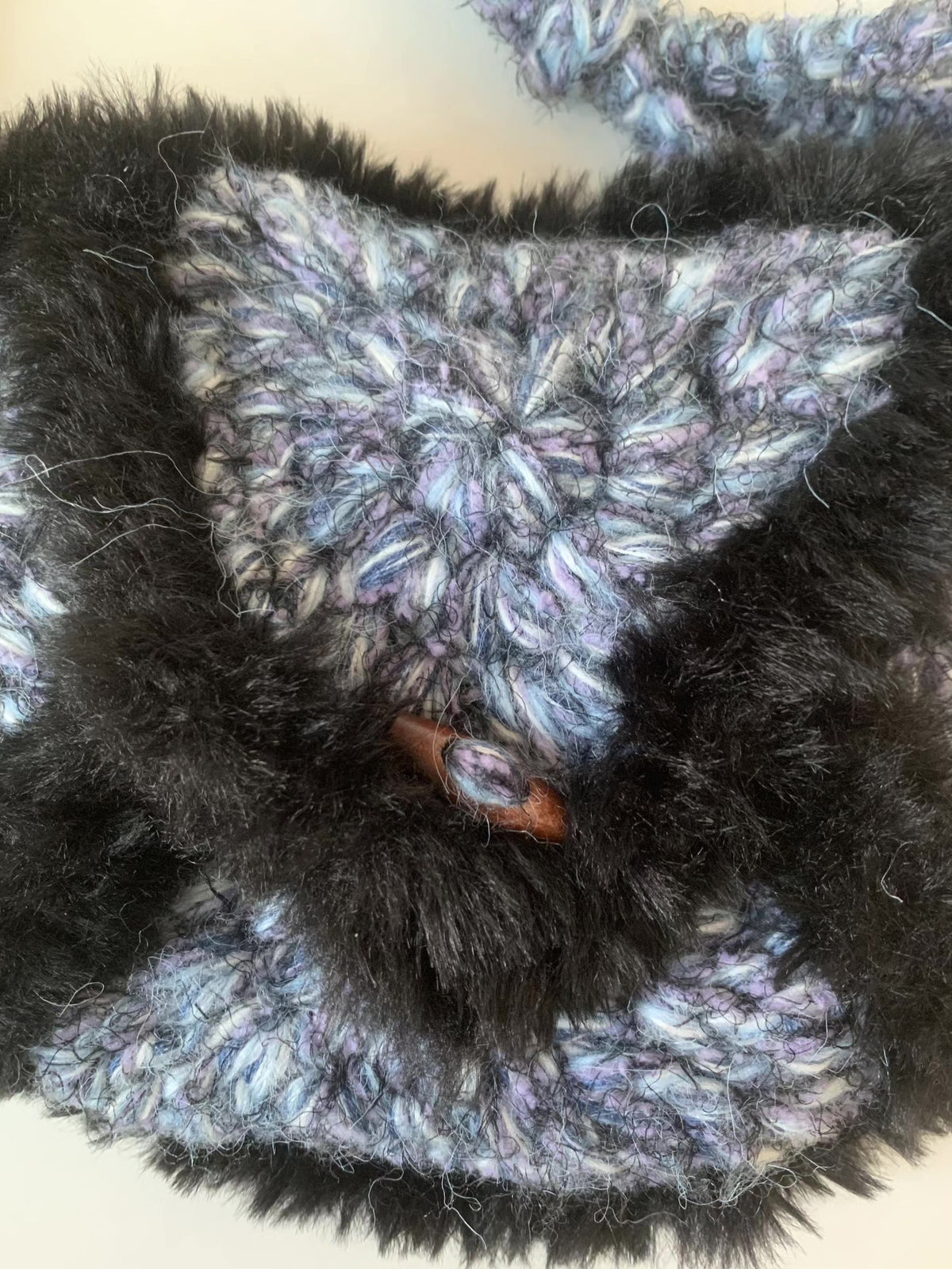 Sac corne au crochet main avec bordure en fourrure noire
