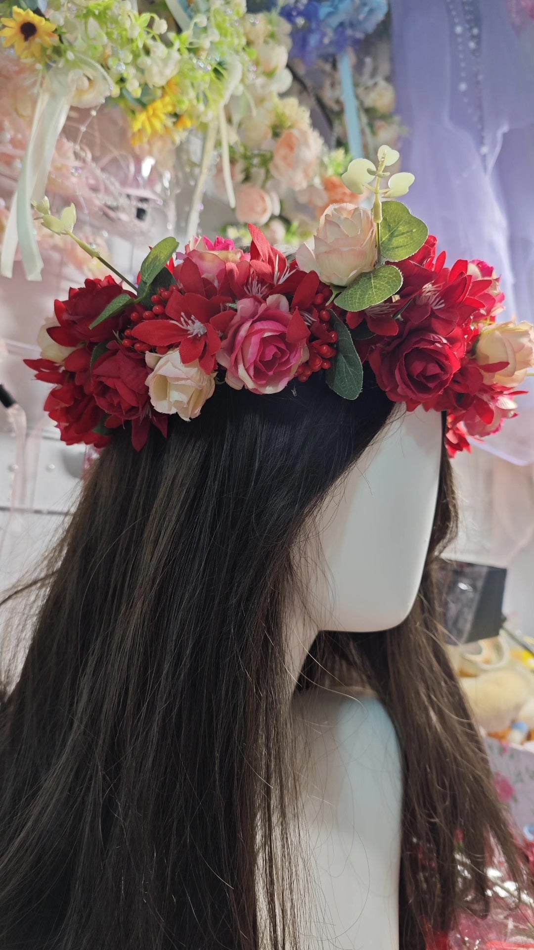 Blomkrans med röda rosor och päreltofsar