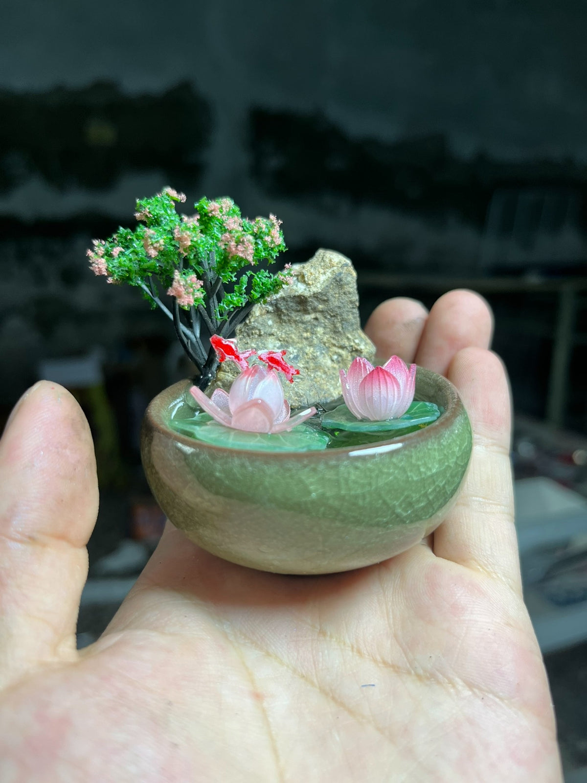 Lotus en koi keramisch miniatuur-landschapornament