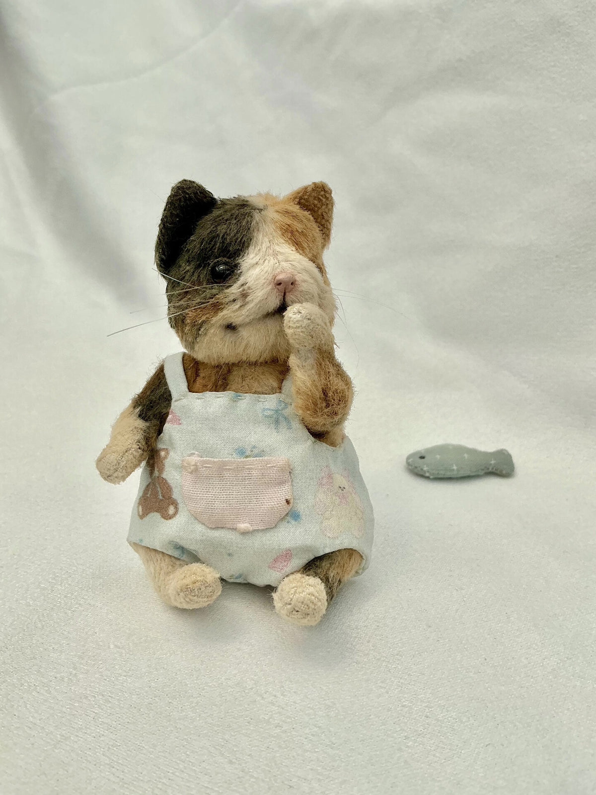 Handgefertigte Viskose-Pluschkatze 9 cm