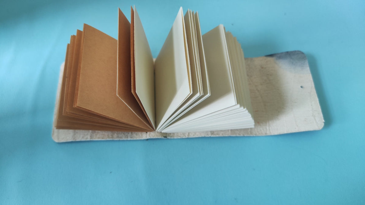 Tie-Dye-Ledernotizbuch mit Kraftpapier-Seiten