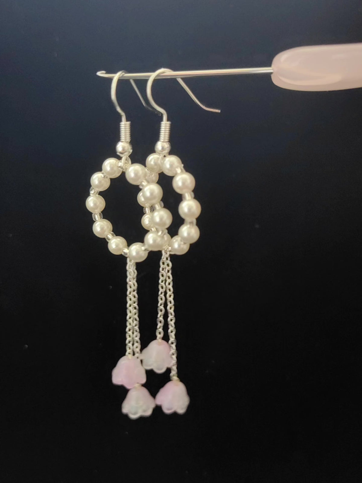 Pendientes colgantes de perlas y lirio de los caminos