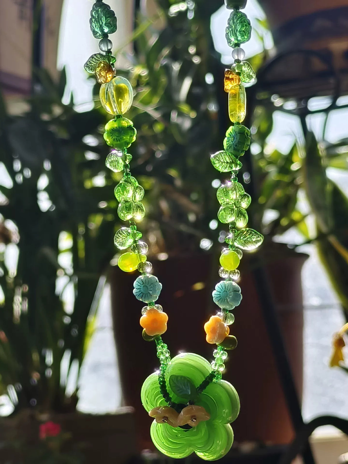 Grüne tschechische Glasperlenkette mit Blumenmotiv