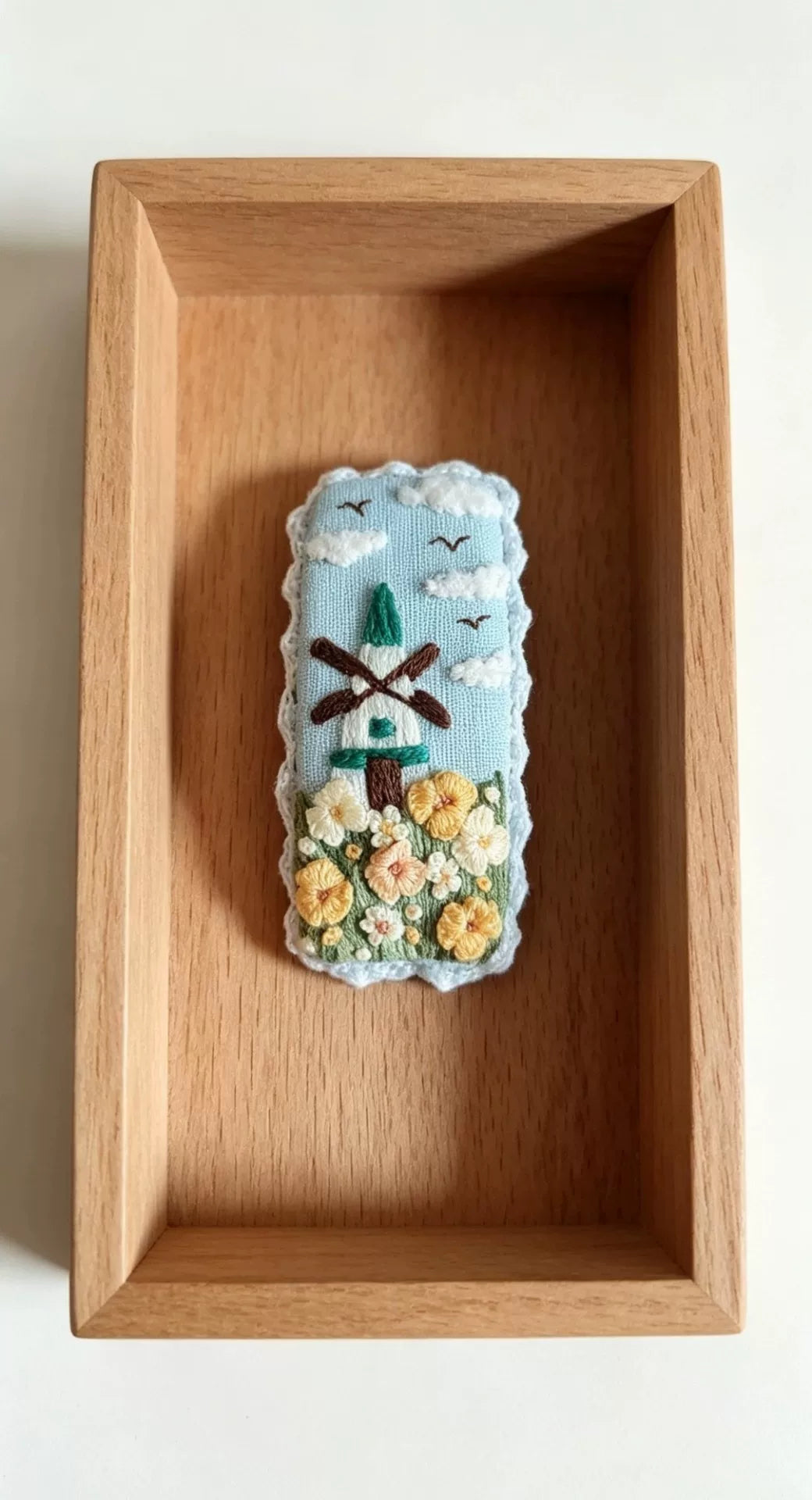 ハンドメイド 布刺繍ヘアクリップ 風車の風景