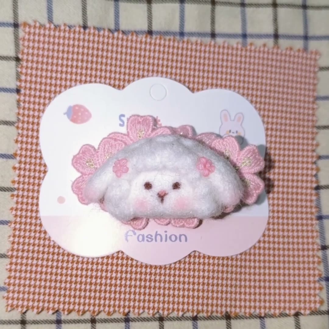 Haarspange mit Lamm aus Wollfilz und rosa Kirschblüte