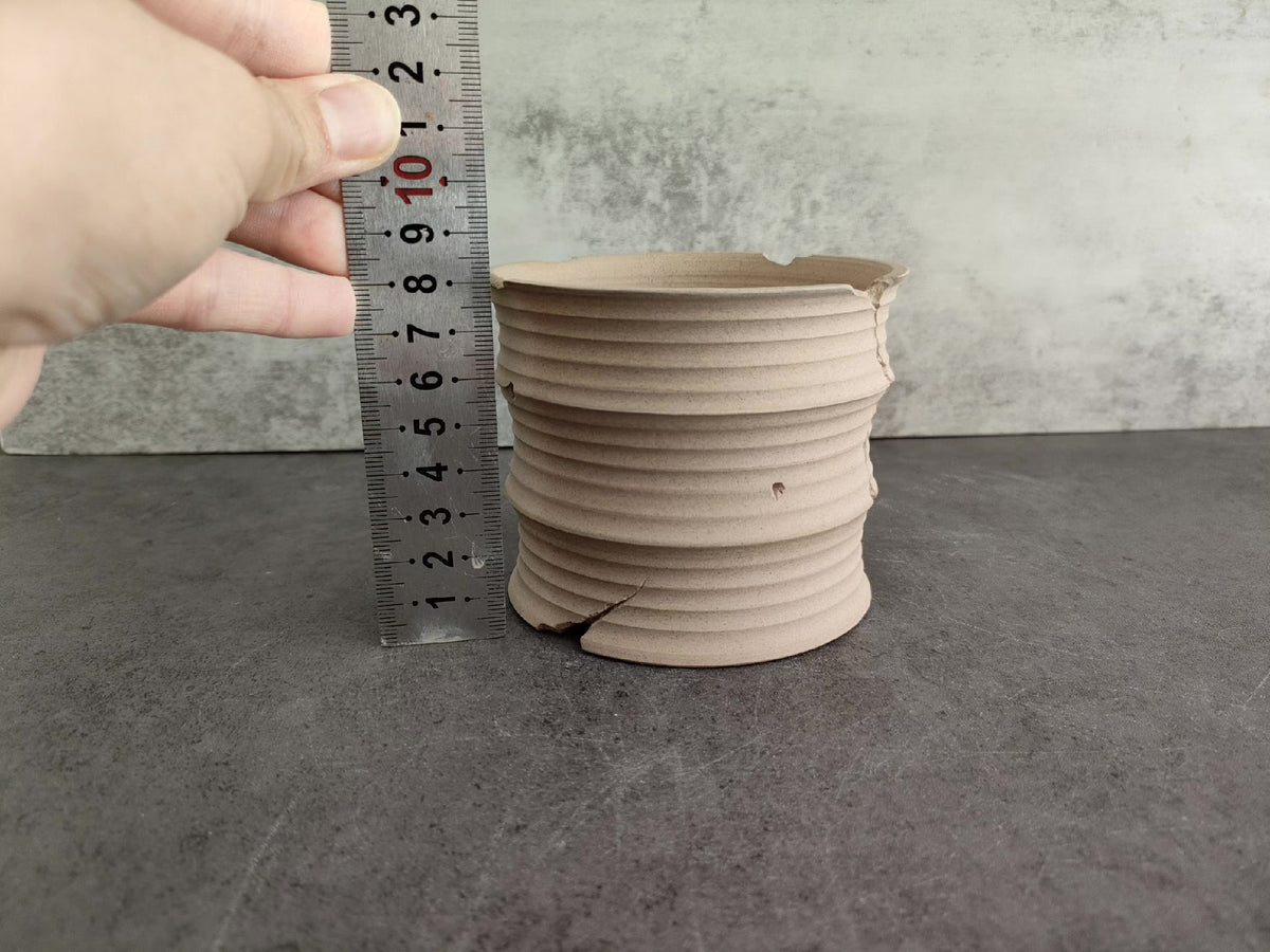 Vasija de Cerámica Tallada a Mano con Relieve